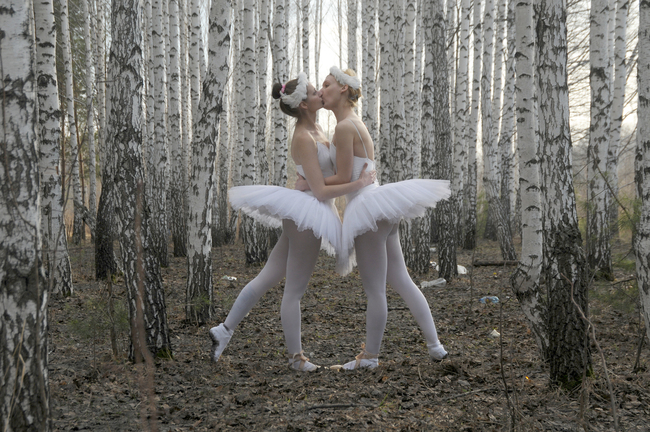 Целующиеся балерины